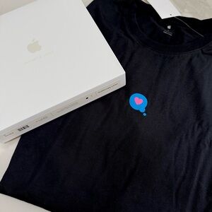 NWT - Authentic Apple T-shirt - Super Rare!